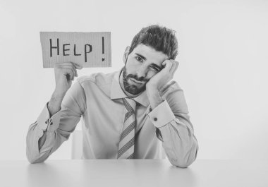 İşsizlik, Depresyon, İş yerinde Stres ve fazla çalışma konseptinde bitkin ve üzgün hissederek yardım isteyen mesaj tutan umutsuz ve hayal kırıklığına uğramış kafkas genç işadamı.