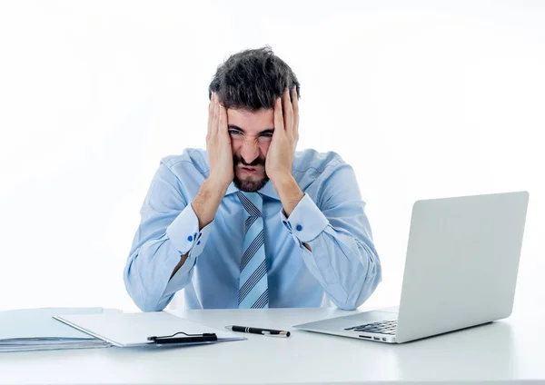 怒りと絶望的な原因アジアの起業家は コンピュータ感覚で叫んで疲れと人の机で過労 ストレス 技術と残業白い背景に隔離された概念 — ストック写真