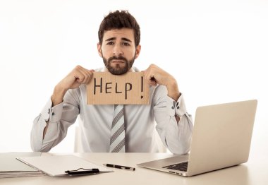 Umutsuz beyaz işadamı dizüstü bilgisayar ile işyerinde stres acı tabela tutan üzgün kızgın ve overworked arayan yardım istiyor. İnsanlar İş Fazla Çalışma ve Son Tarih Baskısı.