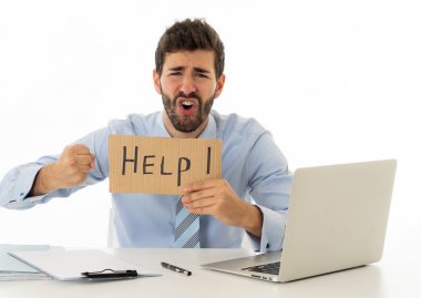Umutsuz beyaz işadamı dizüstü bilgisayar ile işyerinde stres acı tabela tutan üzgün kızgın ve overworked arayan yardım istiyor. İnsanlar İş Fazla Çalışma ve Son Tarih Baskısı.