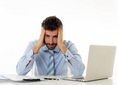 Umutsuz kafkas girişimci işadamı yorgun duygu ve beyaz arka planda izole İnsanlar, Stres, Teknoloji ve Fazla Mesai kavramı masada baş ağrısı veya migren ile ağrı içinde overworked.