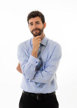 Başarılı çalışanlar, girişimci, liderlik ve iş hayatı iş anlayışında akıllı ve kendine güvenen, ayakta duran ve güvenen kafkas genç işadamının yarım uzunlukta portresi. Beyaz üzerine izole.