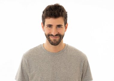 Mutlu yüz, güzel gülümseme ve mavi gözleri ile çekici genç model portresi. Yakışıklı hipster sakallı adam 20'li. Stüdyo çekimi. İnsanlar, moda ve insan yüz ifadeleri ve duygular.