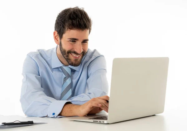 Улыбающийся Уверенный Себе Молодой Исполнительный Бизнесмен Ноутбуком Работает Серфинга Интернете — стоковое фото