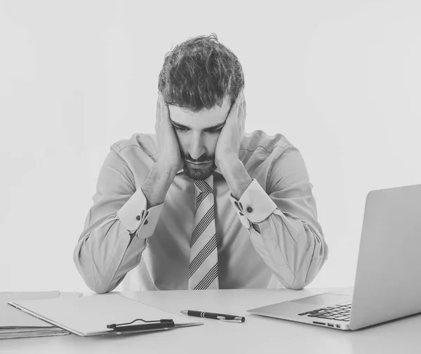 绝望的白人企业家商人感到疲倦和过度劳累 头痛或偏头痛在办公桌的人 技术和加班概念孤立在白色背景 — 图库照片
