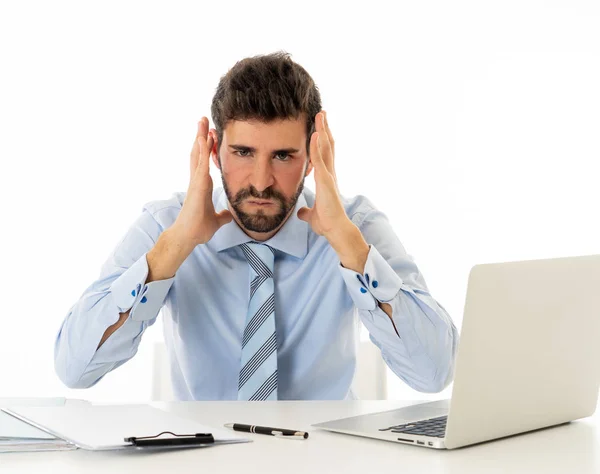 絶望的な白人起業家のビジネスマンは 白い背景に隔離された人 ストレス 残業の概念で机の上で頭痛や片頭痛で疲れ 過労を感じています — ストック写真