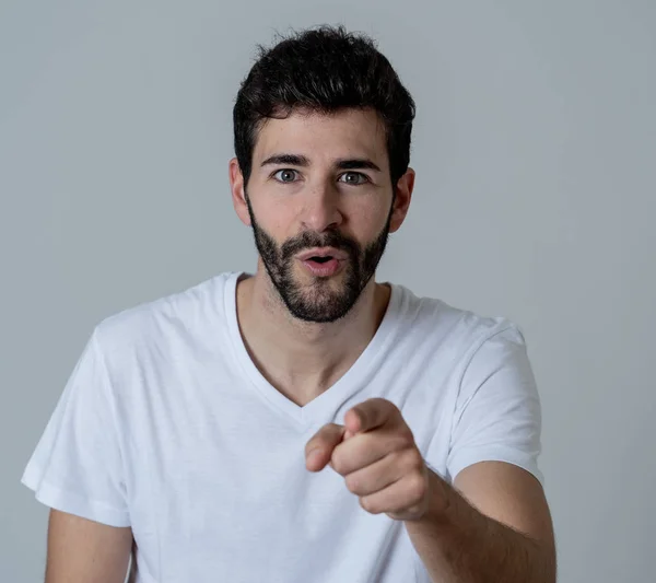 Retrato Divertido Joven Atractivo Con Cara Feliz Sorprendida Apuntando Mirando —  Fotos de Stock