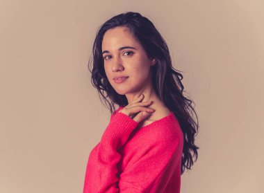 Portre genç güzel esmer kadın güzel koyu ayes ve parlak uzun saç modelleme ve poz ile seksi ve şehvetli görünümlü . Kadınlarda doğal güzellik, modelleme ve güzellik bakım yaşam tarzı.