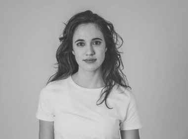 genç güzel esmer kadın güzel koyu ayes ve parlak uzun saç kadınlar doğal güzellik, modelleme ve güzellik bakım yaşam tarzı poz ile şehvetli poz siyah ve beyaz portre.