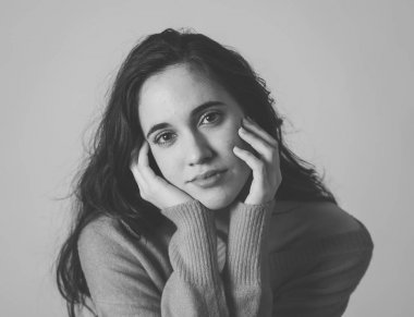 genç güzel esmer kadın güzel koyu ayes ve parlak uzun saç kadınlar doğal güzellik, modelleme ve güzellik bakım yaşam tarzı poz ile şehvetli poz siyah ve beyaz portre.