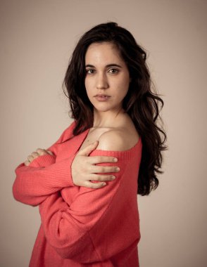 Şehvetli bakmak güzel bir görünüm uzun koyu saçlı ve gözleri ile genç çekici latin kadının Portresi. Rahat şık giyim Esmer kadın modelleme. Kadınlarda doğal Güzellik Gençlik Bakımı ve Moda.