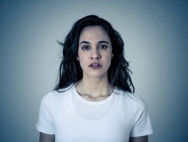 Öfkeli yüz ile stres genç çekici sinirli Latin kadın yakın. Kızgın ve öfkeli jestler yaparak hayal kırıklığına bakıyordu. Nötr arka planda. İnsan yüz ifadeleri ve duygular.