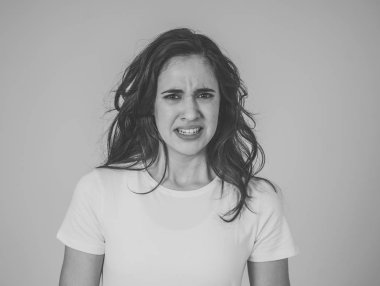 Genç latin kadın korku, anksiyete jestleri şok kendini örtmeye çalışırken tatsız bir şey bakarak tiksinti hissediyor. Kopyalama alanı ile portre. İnsanlar ve İnsan ifadesi ve duygu.