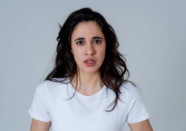 Genç latin kadın korku, anksiyete jestleri şok kendini örtmeye çalışırken tatsız bir şey bakarak tiksinti hissediyor. Kopyalama alanı ile portre. İnsanlar ve İnsan ifadesi ve duygu.