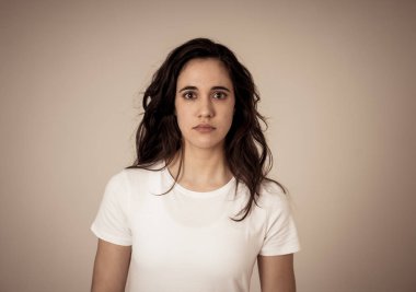 Genç latin kadının korku, endişe jestleri yaparken korkmuş ve şok hissi portresi. Kendini örtmeden korkmuş görünüyorsun. Kopya alanı. Olumsuz insan ifadeleri ve duygular kavramı.