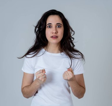Heyecanlı latin genç kız şaşırttı ve Inanılmaz satış, Büyük haber veya Başarı tarafından hayrete duygu. Kadın sevinçle bağırıyor, Öforik kazanan. İnsanlar ifadeler ve olumlu duygular.