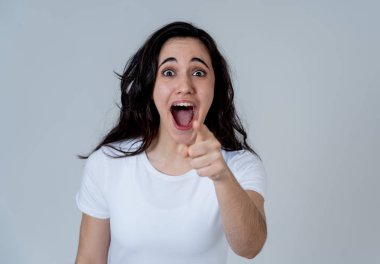 Heyecanlı latin genç kız şaşırttı ve Inanılmaz satış, Büyük haber veya Başarı tarafından hayrete duygu. Kadın sevinçle bağırıyor, Öforik kazanan. İnsanlar ifadeler ve olumlu duygular.