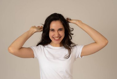 Genç çekici latin kadın kazanan başarı kutluyor ya da silah ile kutlama jestleri yapma şanslı ve neşeli dans hissi. İnsanlar ifadeler ve duygular nötr arka plan izole.
