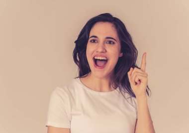 Uzun siyah saçlı mutlu sevimli latin genç kadın portresi yeni fikirler düşünme veya gelecek planlama, doğum günü sürprizi nasıl yapılacağını gezinen. Düşünceli yüz ifadesi ile Genç.