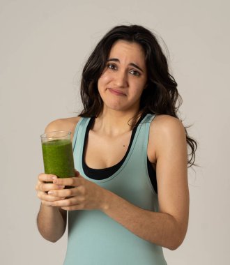 Sağlıklı yeşil meyve suyu tutan çekici diyet kız diyet detoks pürüzsüz içecek sıkıcı sevmediğim jestleri gösteren. Sağlıklı gıda, Beslenme fitness ve kilo kaybı kavramı gri arka plan izole.