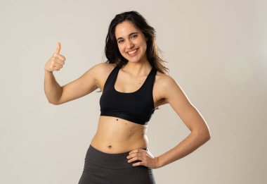 Spor kendine güvenen genç latin kadın güzellik portresi spor salonu üst şehvetli görünümlü ve uygun giyiyor. Spor sağlıklı ve seksi görünümlü neşeli güçlü kadın Stüdyo çekim. Fitness Vücut bakım konseptinde.