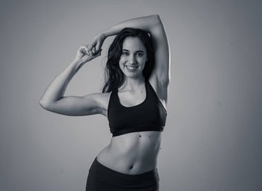 Spor kendine güvenen genç latin kadın güzellik portresi spor salonu üst şehvetli görünümlü ve uygun giyiyor. Spor sağlıklı ve seksi görünümlü neşeli güçlü kadın Stüdyo çekim. Fitness Vücut bakım konseptinde.