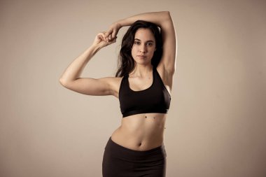 Spor kendine güvenen genç latin kadın güzellik portresi spor salonu üst şehvetli görünümlü ve uygun giyiyor. Spor sağlıklı ve seksi görünümlü neşeli güçlü kadın Stüdyo çekim. Fitness Vücut bakım konseptinde.