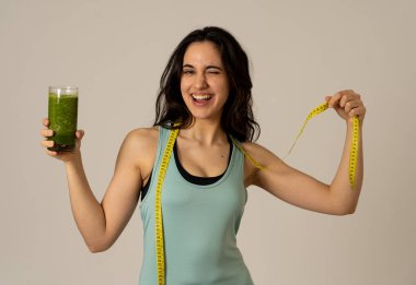 Fitness kadın gevşek kilo diyet planı ile mutlu gülümseyen; egzersiz ve yeşil sebze smoothie sağlıklı içecek. Güzellik vücut bakımı, Sağlık Fitness Diyet Beslenme ve sağlıklı Yaşam tarzı kavramı.