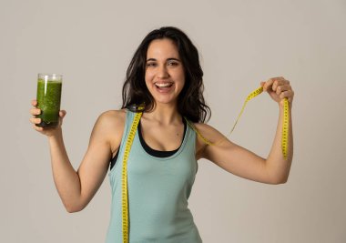 Fitness kadın gevşek kilo diyet planı ile mutlu gülümseyen; egzersiz ve yeşil sebze smoothie sağlıklı içecek. Güzellik vücut bakımı, Sağlık Fitness Diyet Beslenme ve sağlıklı Yaşam tarzı kavramı.