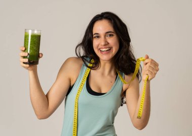 Fitness kadın gevşek kilo diyet planı ile mutlu gülümseyen; egzersiz ve yeşil sebze smoothie sağlıklı içecek. Güzellik vücut bakımı, Sağlık Fitness Diyet Beslenme ve sağlıklı Yaşam tarzı kavramı.
