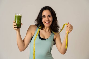 Fitness kadın gevşek kilo diyet planı ile mutlu gülümseyen; egzersiz ve yeşil sebze smoothie sağlıklı içecek. Güzellik vücut bakımı, Sağlık Fitness Diyet Beslenme ve sağlıklı Yaşam tarzı kavramı.