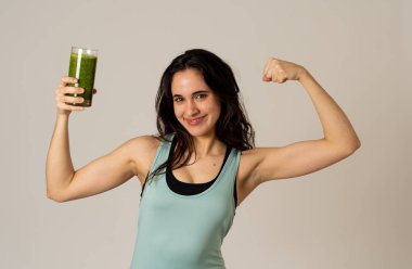 Fitness kadın mutlu yeşil sebze smoothie cam tutarak gülümseyerek mutlu ve sevimli egzersiz egzersiz sonrası poz uygun ve güçlü felling. Vücut bakımı Fitness Diyet Beslenme ve Sağlıklı Yaşam Tarzı.