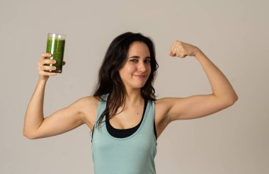Fitness kadın mutlu yeşil sebze smoothie cam tutarak gülümseyerek mutlu ve sevimli egzersiz egzersiz sonrası poz uygun ve güçlü felling. Vücut bakımı Fitness Diyet Beslenme ve Sağlıklı Yaşam Tarzı.