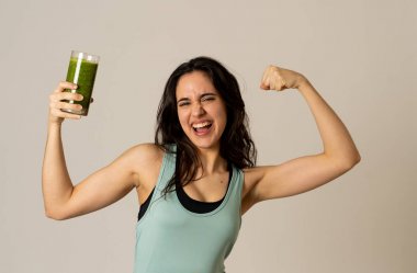 Fitness kadın mutlu yeşil sebze smoothie cam tutarak gülümseyerek mutlu ve sevimli egzersiz egzersiz sonrası poz uygun ve güçlü felling. Vücut bakımı Fitness Diyet Beslenme ve Sağlıklı Yaşam Tarzı.