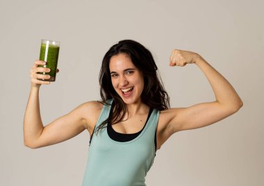 Fitness kadın mutlu yeşil sebze smoothie cam tutarak gülümseyerek mutlu ve sevimli egzersiz egzersiz sonrası poz uygun ve güçlü felling. Vücut bakımı Fitness Diyet Beslenme ve Sağlıklı Yaşam Tarzı.