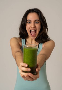 Fitness kadın çalışan veya egzersiz sonra yeşil sebze yüzlü cam tutarak gülümseyerek mutlu. Kopya alanı ile yalıtılmış portre. Güzellik Sağlık Fitness Diyet Beslenme ve sağlıklı Yaşam tarzı kavramı.