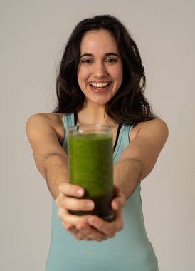 Fitness kadın çalışan veya egzersiz sonra yeşil sebze yüzlü cam tutarak gülümseyerek mutlu. Kopya alanı ile yalıtılmış portre. Güzellik Sağlık Fitness Diyet Beslenme ve sağlıklı Yaşam tarzı kavramı.