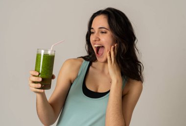 Fitness kadın çalışan veya egzersiz sonra yeşil sebze yüzlü cam tutarak gülümseyerek mutlu. Kopya alanı ile yalıtılmış portre. Güzellik Sağlık Fitness Diyet Beslenme ve sağlıklı Yaşam tarzı kavramı.