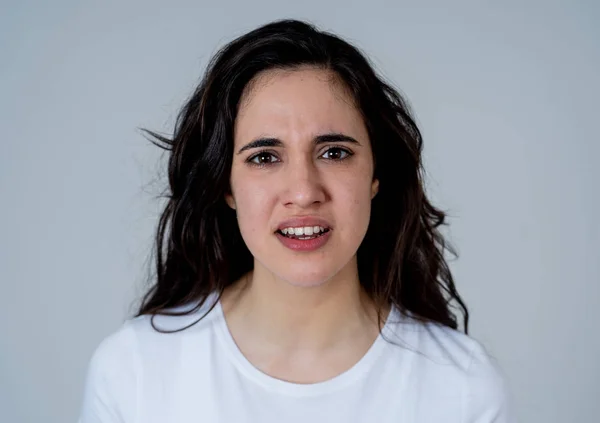 Blízká Mladá Přitažlivá Frustrovaná Latinská Žena Stresu Zuřivou Tváří Vypadal — Stock fotografie