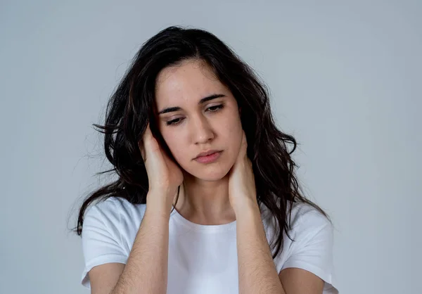 Retrato Jovem Triste Mulher Latina Sofrendo Depressão Parecendo Pensativo Sentindo — Fotografia de Stock