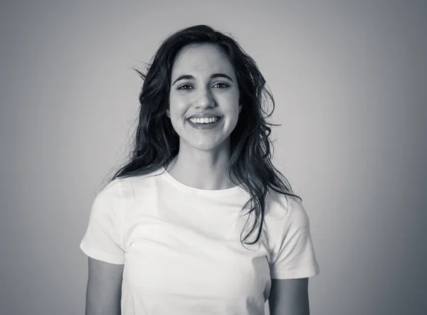 Закройте Портрет Привлекательной Брюнетки Молодой Латинской Женщины Счастливым Лицом Красивой — стоковое фото