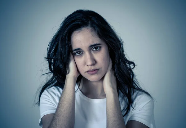 Retrato Jovem Triste Mulher Latina Sofrendo Depressão Parecendo Pensativo Sentindo — Fotografia de Stock