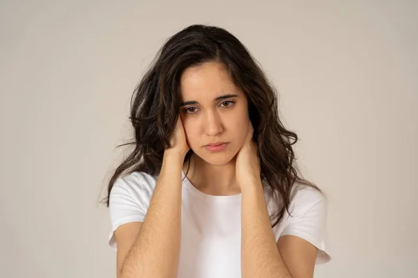 Retrato Jovem Triste Mulher Latina Sofrendo Depressão Parecendo Pensativo Sentindo — Fotografia de Stock