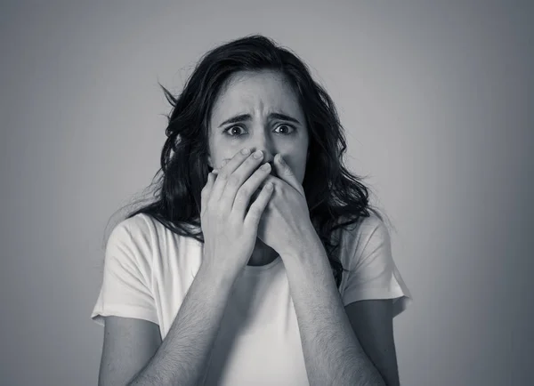 Retrato Una Joven Latina Asustada Conmocionada Haciendo Gestos Miedo Ansiedad — Foto de Stock