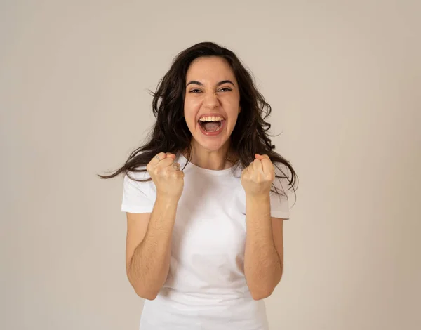 Ung Attraktiv Latinsk Kvinna Firar Framgång Vinnande Eller Känsla Lycklig — Stockfoto