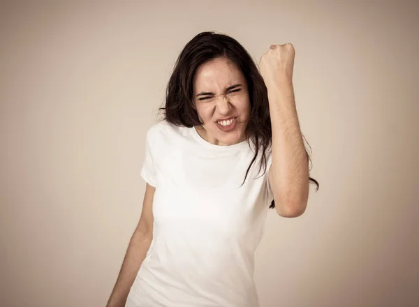 Joven Mujer Latina Atractiva Celebrando Éxito Ganando Sintiéndose Afortunada Alegre — Foto de Stock