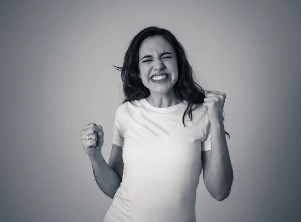 Молодая Привлекательная Латинская Женщина Празднующая Успех Побеждает Чувствует Себя Счастливой — стоковое фото