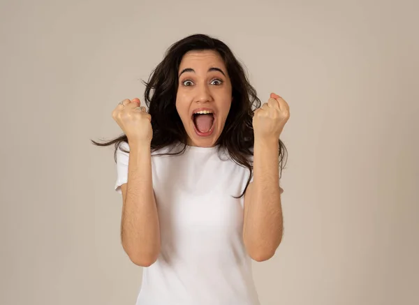 Joven Mujer Latina Atractiva Celebrando Éxito Ganando Sintiéndose Afortunada Alegre —  Fotos de Stock