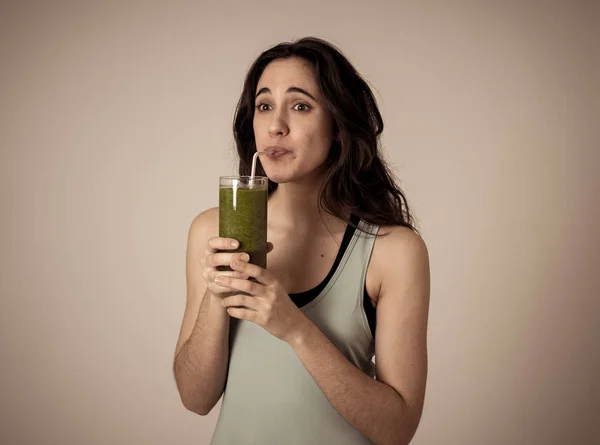 Glückliche Fitness Frau Trinkt Grünen Gemüse Detox Smoothie Nach Dem — Stockfoto
