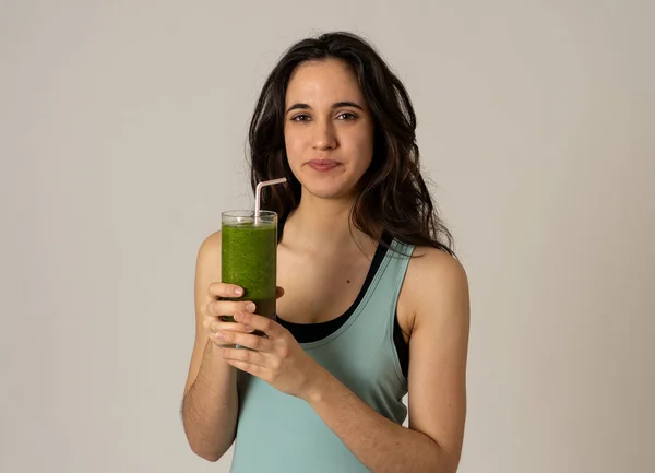 Χαρούμενη Γυναίκα Γυμναστικής Πίνοντας Πράσινο Λαχανικό Αποτοξινωτικό Ρόφημα Μετά Από — Φωτογραφία Αρχείου